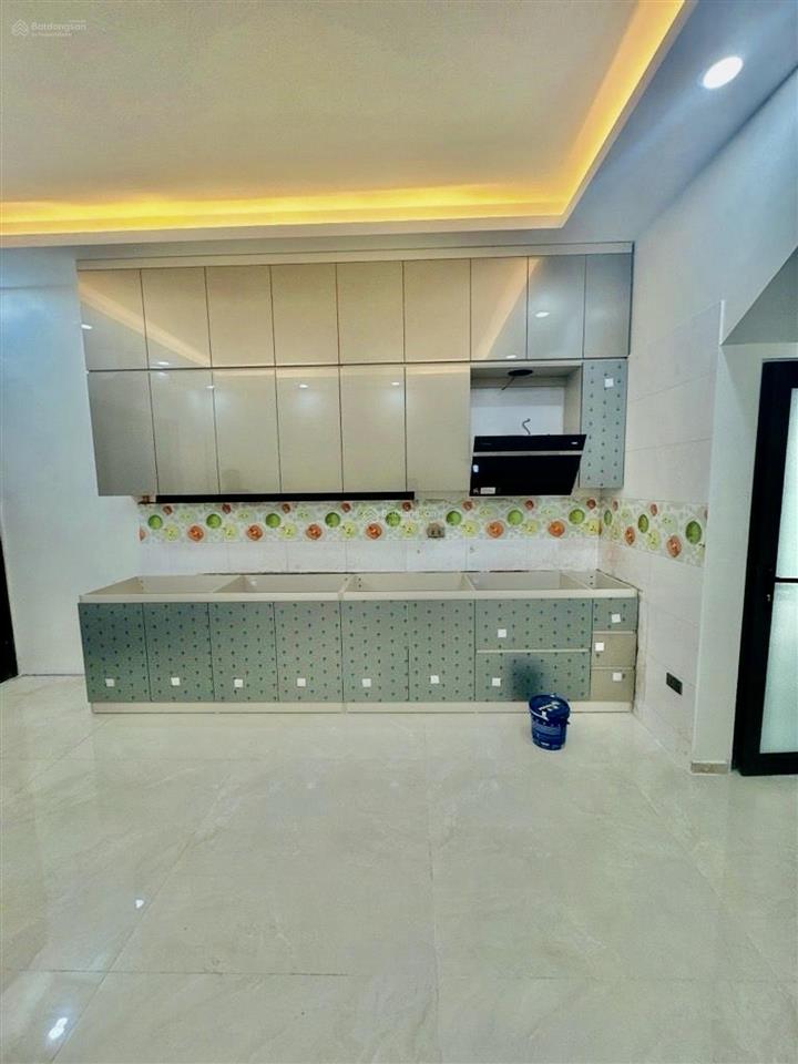 Nhà phố ngọc lâm, 79m, 6 tầng thang máy, ô tô thông, gara ô tô 7 chỗ, ở sướng, vị trí vàng, 28 tỷ