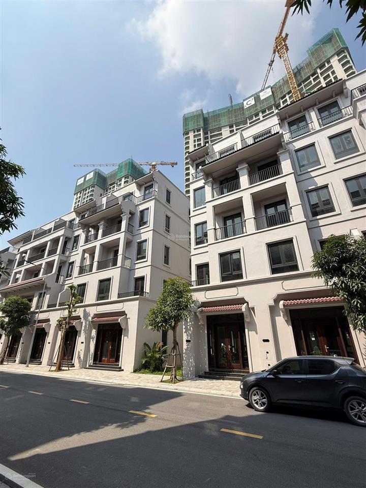 Đẹp nhất nhật nguyệt  xẻ khe giá 14.7 tỷ