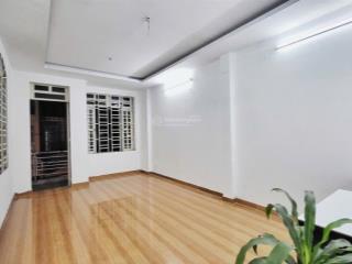 Cho thuê căn hộ dịch vụ ban công 30m2 tại phước long b, gần cao đẳng công thương, trạm xe buýt