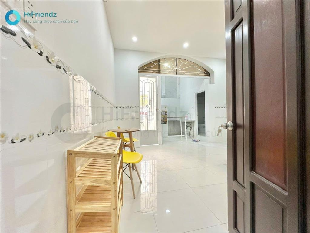 Cho thuê căn hộ ban công full nội thất 30m2 sát ngã tư thủ đức, đường lê văn việt gần trường ute