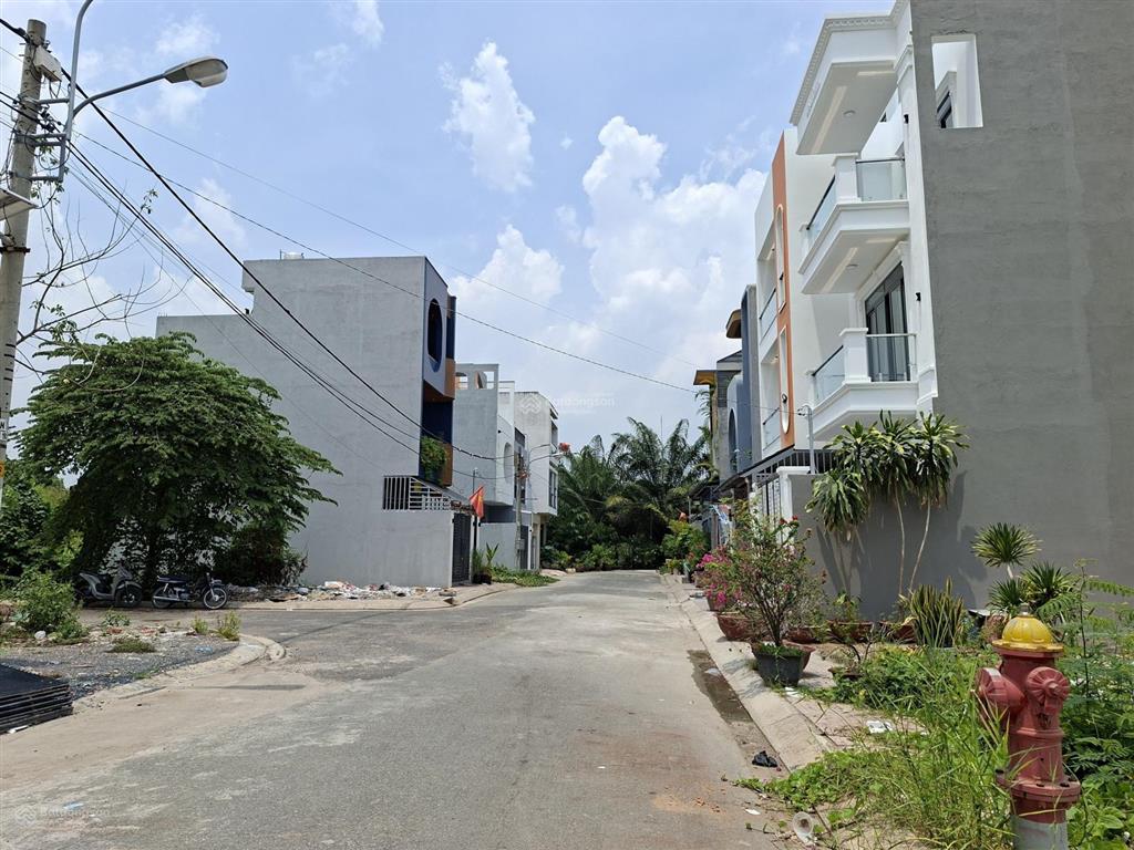 46tr/m2  6 phút vinhomes, 23 phút metro  kdc hiện hữu, đường thông 10m, không ngập  3,9 tỷ 84m2