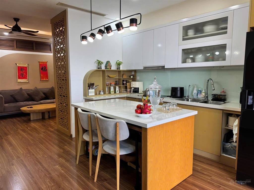 Chủ nhà tin tưởng gửi bán, căn 3 ngủ full nt đẹp, chỉ 9,8 tỷ,tầng cao view thoáng.  0343,202.831