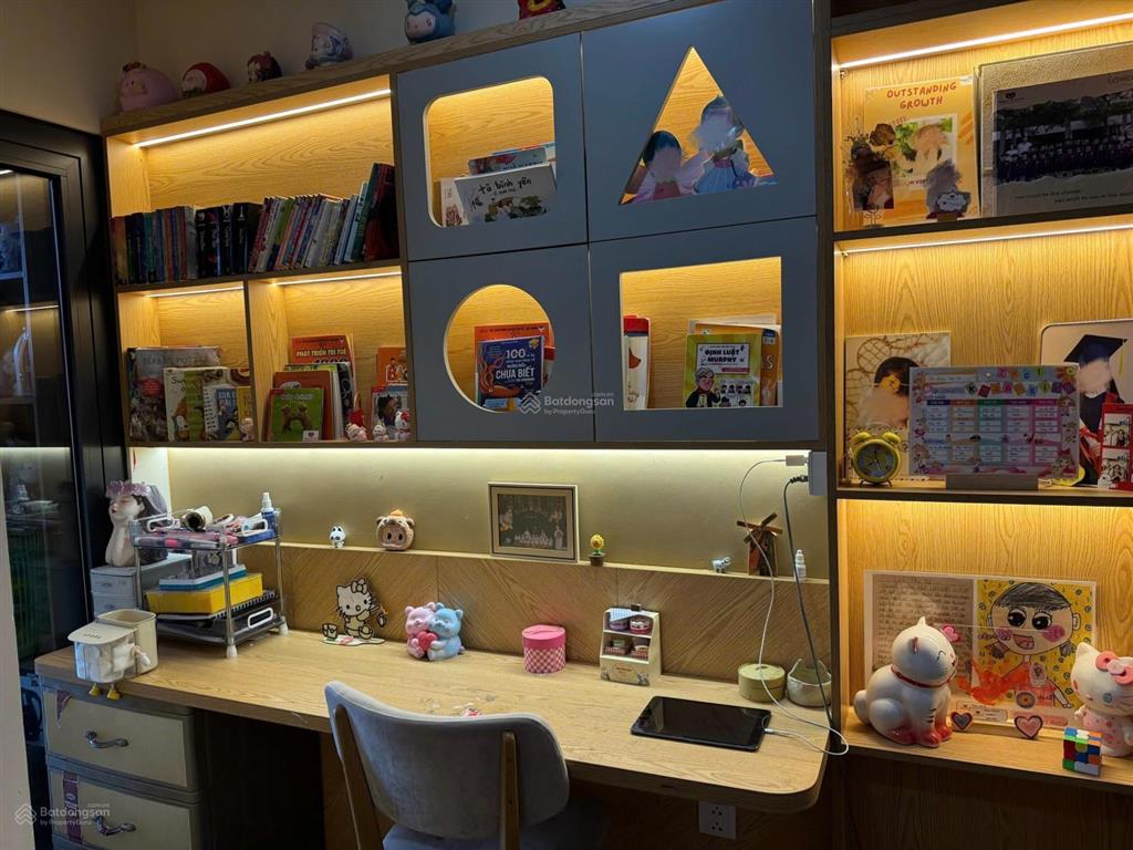 Chủ nhà tin tưởng gửi bán, căn 3 ngủ full nt đẹp, chỉ 9,8 tỷ,tầng cao view thoáng.  0343,202.831
