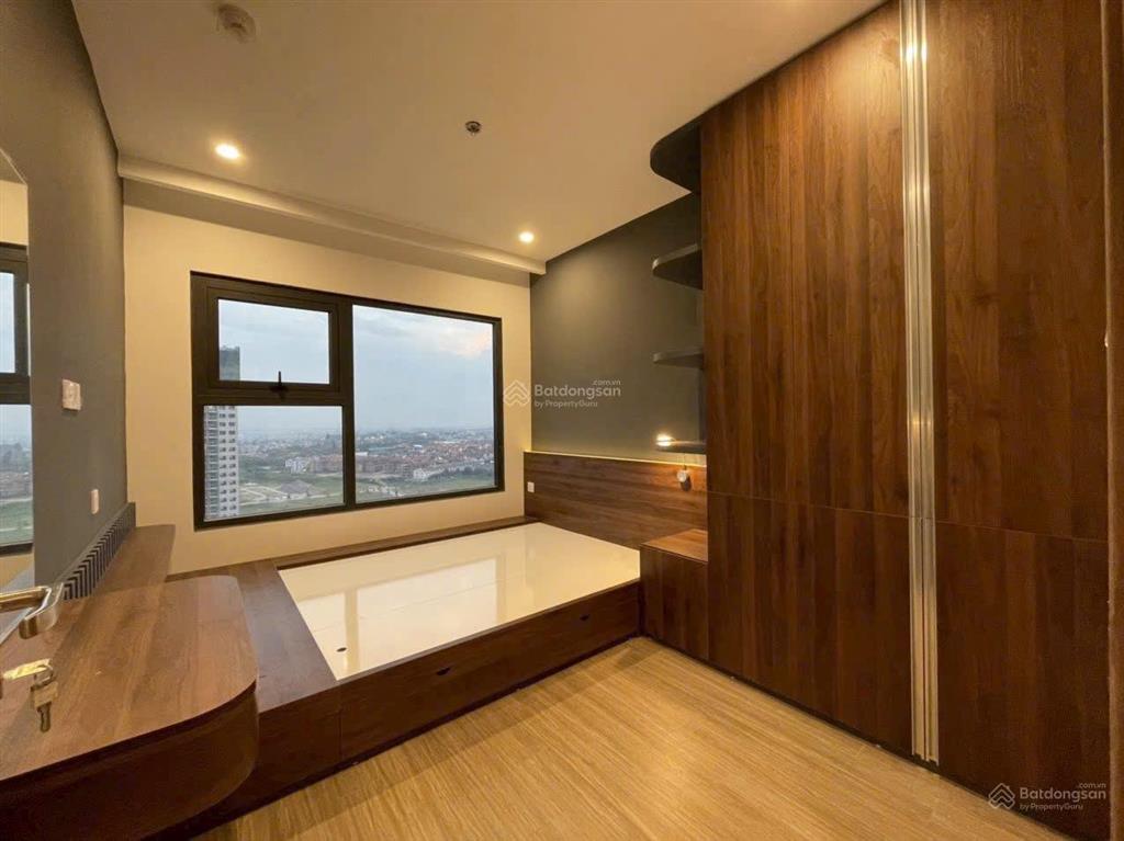 Duy nhất ! căn góc 3 ngủ, view cv cầu giấy, tầng trung, đồ cơ bản, chỉ 13,5 tỷ.  0343,202.831