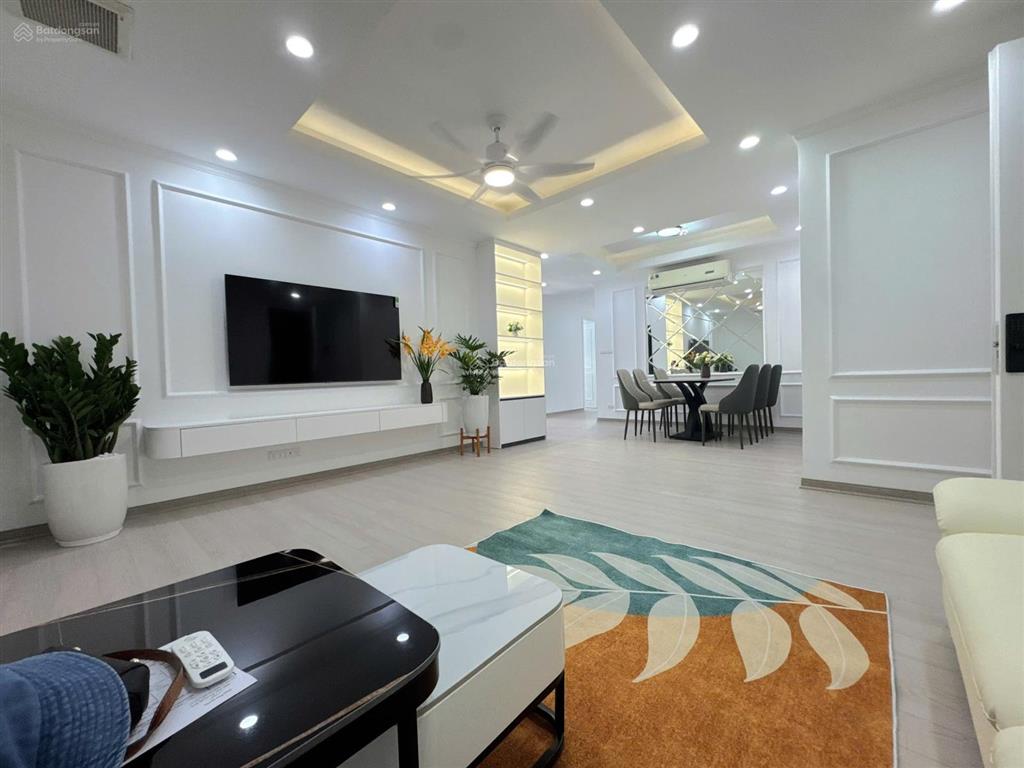 Chủ nhà tin tưởng gửi bán căn 3 ngủ full nt đẹp, giá chỉ 7,5tỷ căn góc view công viên. 0343,202.831