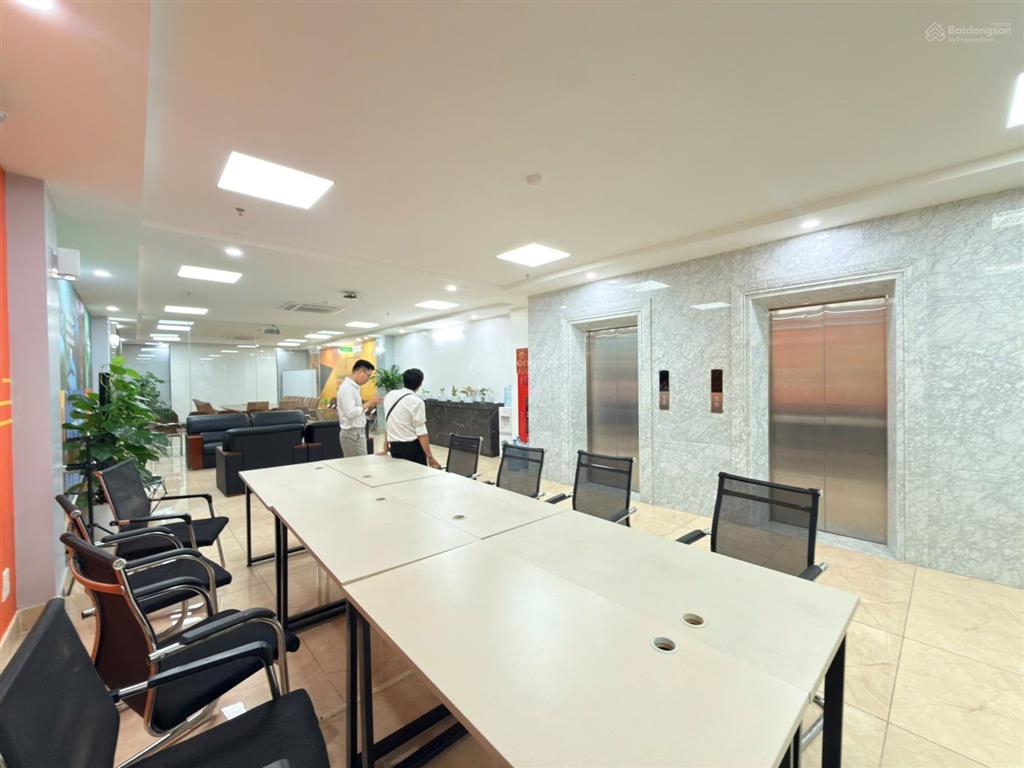 Chính chủ còn duy nhất 1 sàn văn phòng 230m2 giá chỉ 80k/m2 full pccc tại hoàng văn thái =