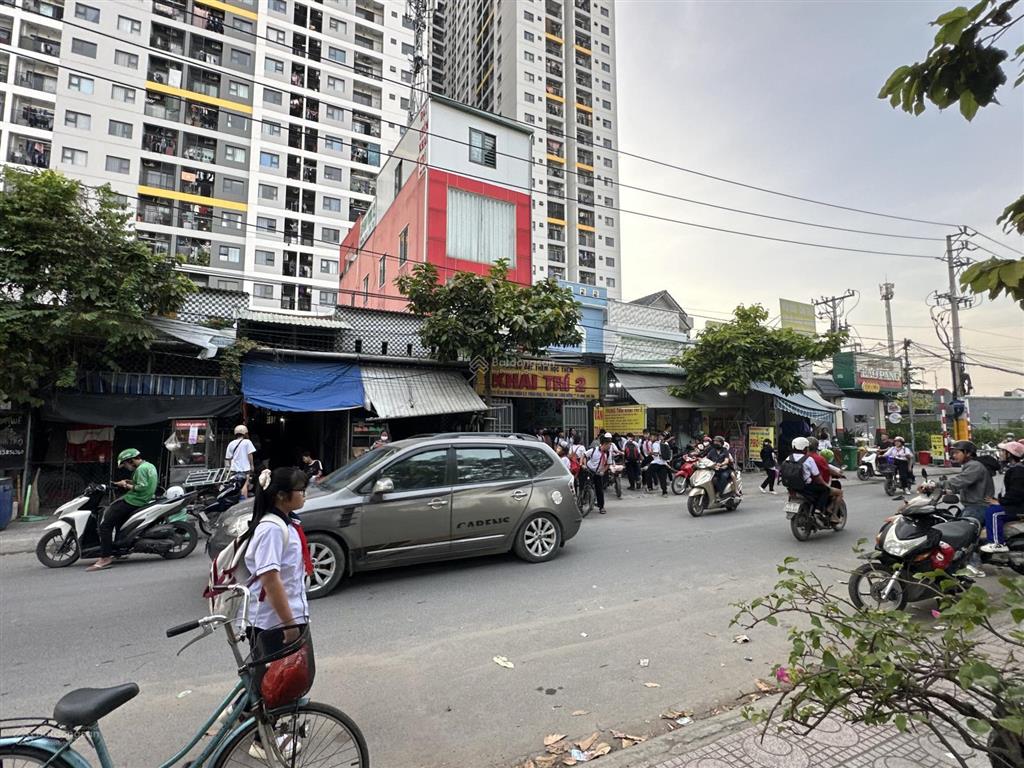 Mặt bằng kinh doanh chân chung cư sầm uất thuận lợi