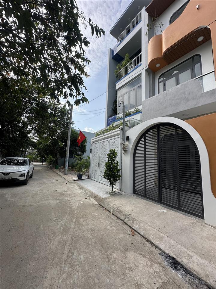 Nhà phố tại long bình cách vinhome q9 500m