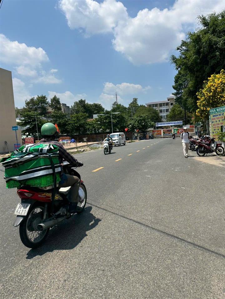 Siêu phẩm tại cổng trường đại học kiểm sát quận 9 ngay lê văn việt