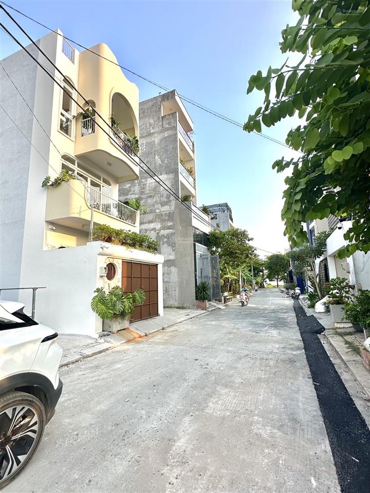 Nhà phố ven sông chân tòa chung cư và vành đai 3 q9