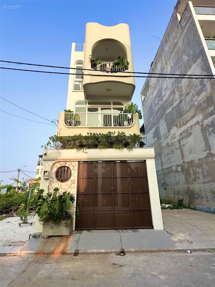 Nhà phố ven sông chân tòa chung cư và vành đai 3 q9