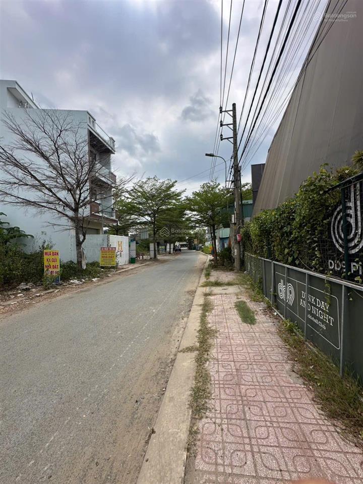 Lô góc cách 500m là vinhomes q9 rất đẹp
