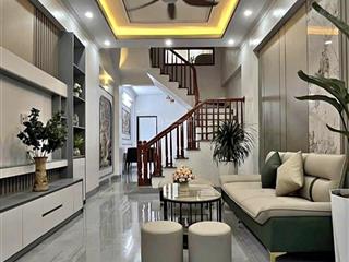 Hoa lâm  việt hưng  mặt ngõ, cách ô tô tránh 10m  nhà mới 36m2 x5t  full nt  6,x tỷ
