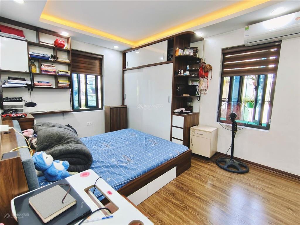 Gia đình mình cần bán căn hộ tập thể đồng xa, 80m2, 3 ngủ, lô góc. nhỉnh 4 tỷ