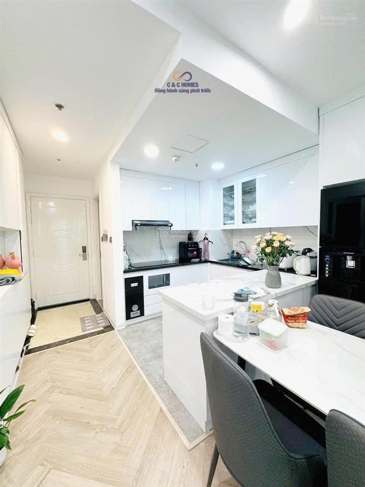 Bán gấp căn 2pn76m toà t7 view nhạc nước, có lốt xe oto, giá chỉ 10,5 tỷ.  0813 489 ***
