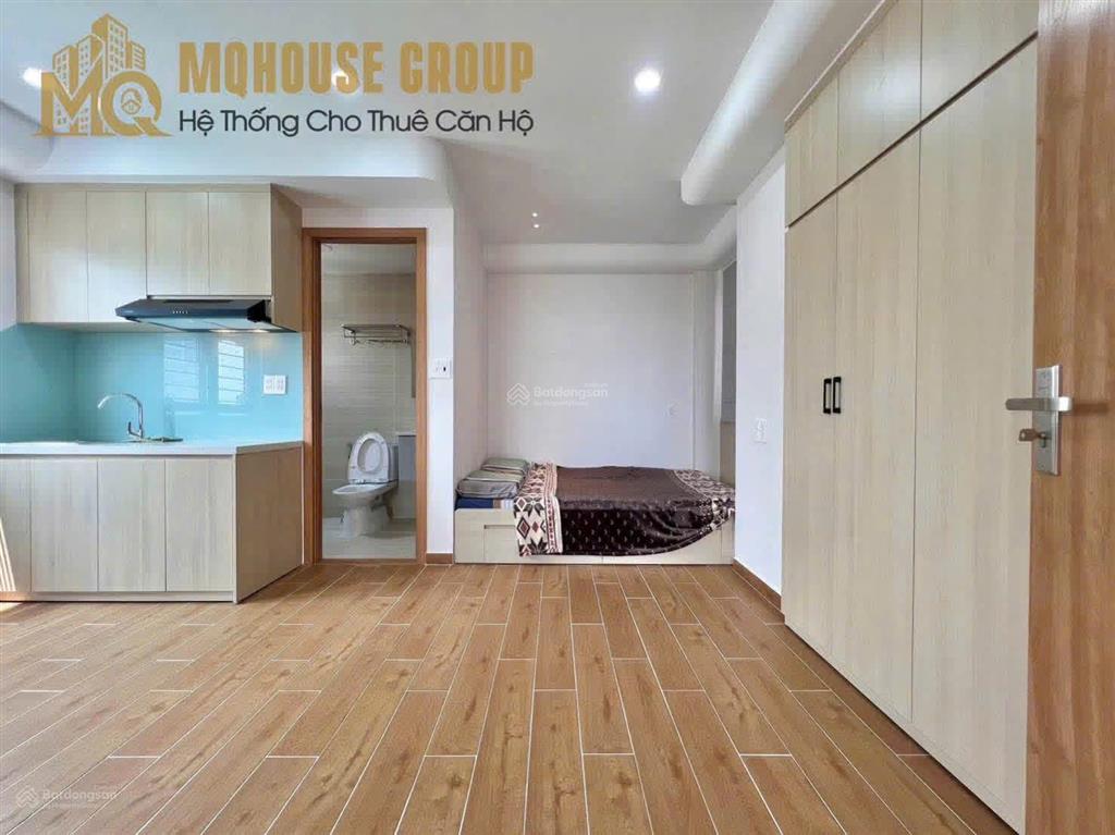 Phòng mới xây cửa số trời, đầy đủ nội thất mới, có tủ lạnh trống sẵn ở ngay