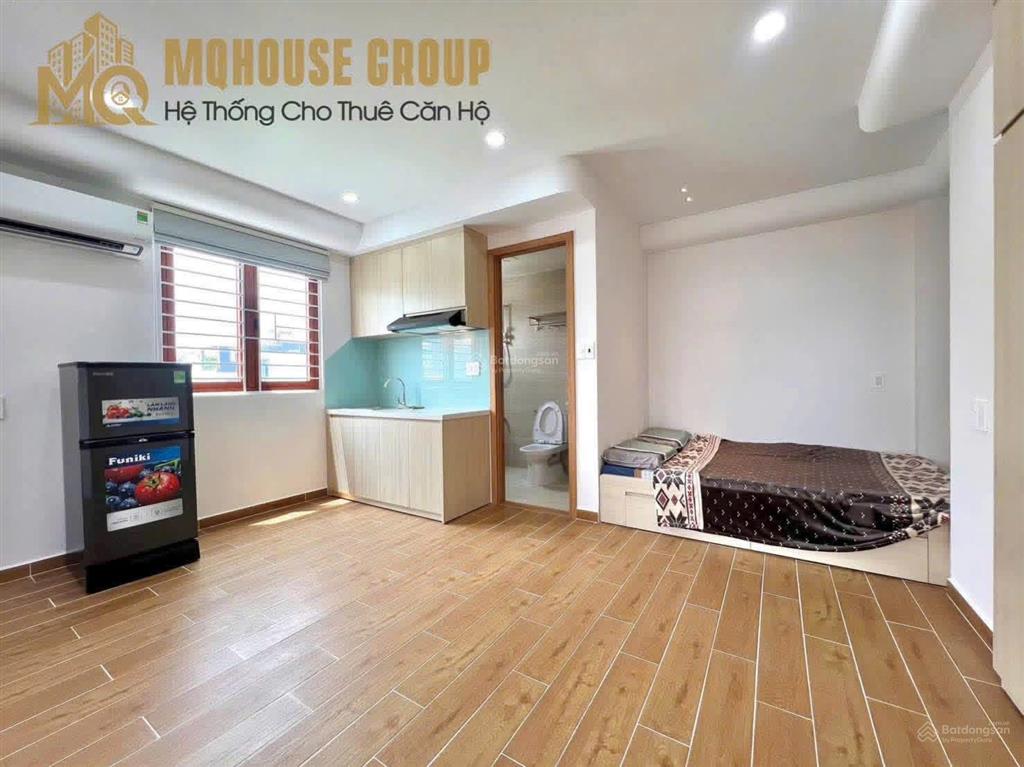Phòng mới xây cửa số trời, đầy đủ nội thất mới, có tủ lạnh trống sẵn ở ngay