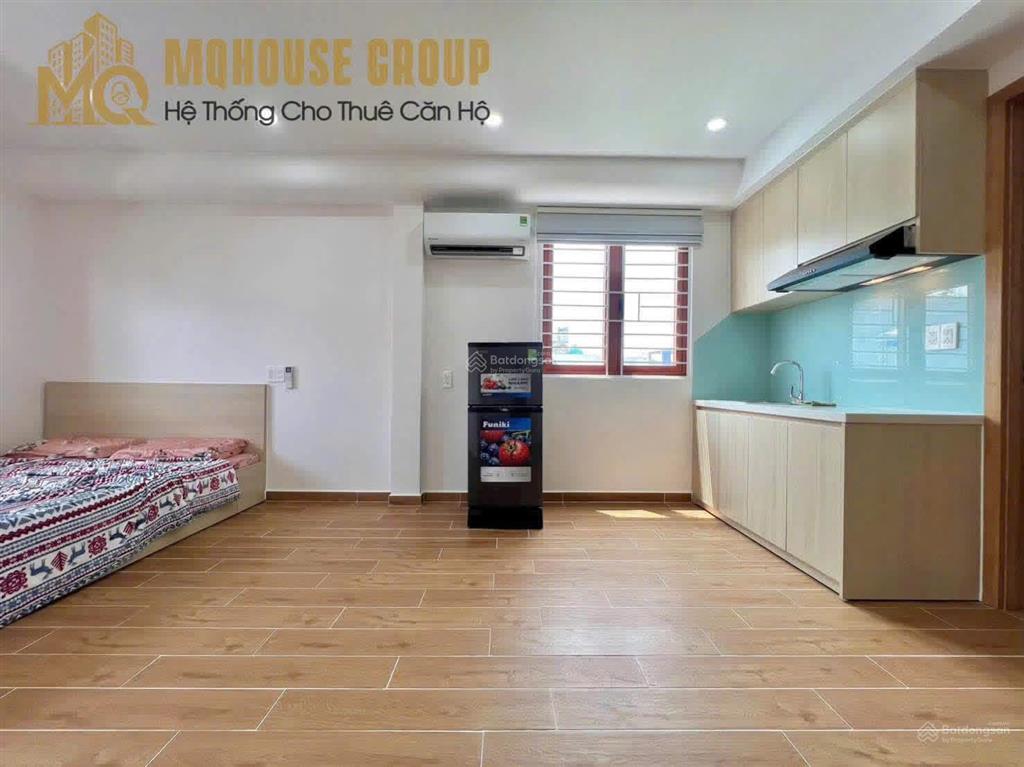 Phòng mới xây cửa số trời, đầy đủ nội thất mới, có tủ lạnh trống sẵn ở ngay