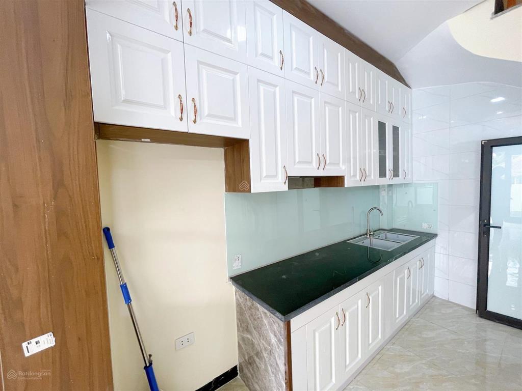 Nhà mới phố nguyễn khoái gần phố oto đỗ cổng 30m/ 5 tầng/ 3 ngủ/ giá chỉ 5,1 tỷ