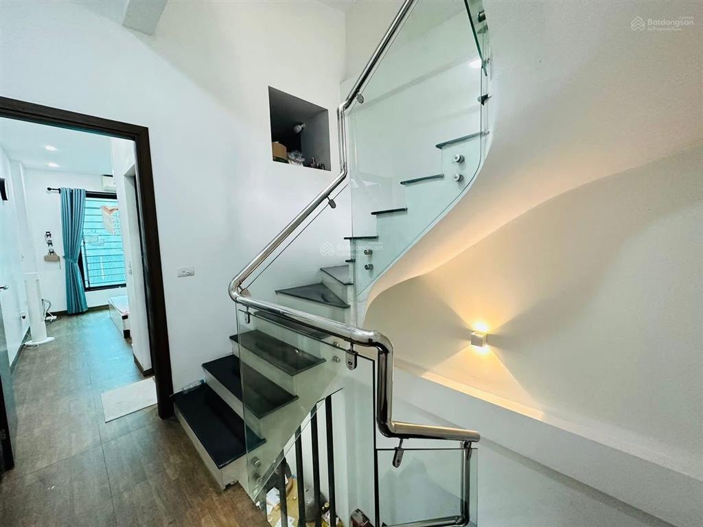 Nam dư nhà đẹp sát ô tô tặng lại toàn bộ nội thất 30m2 * 5 tầng *3 ngủ giá 6,6 tỷ