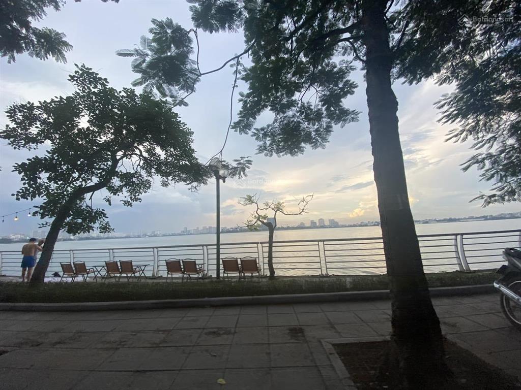 Bán nhà mặt phố trích sài, view trực diện hồ tây. 6 tầng có hầm, sổ đỏ nở hậu