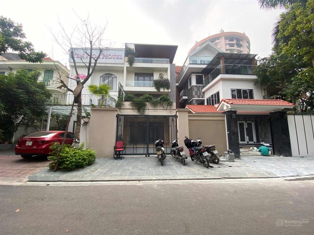 Bán tòa văn phòng 8 tầng khu vực ngoại giao đoàn, tây hồ tây, mặt tiền 8.5m. giá 400tr/m2