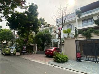 Bán tòa văn phòng 8 tầng khu vực ngoại giao đoàn, tây hồ tây, mặt tiền 8.5m. giá 400tr/m2