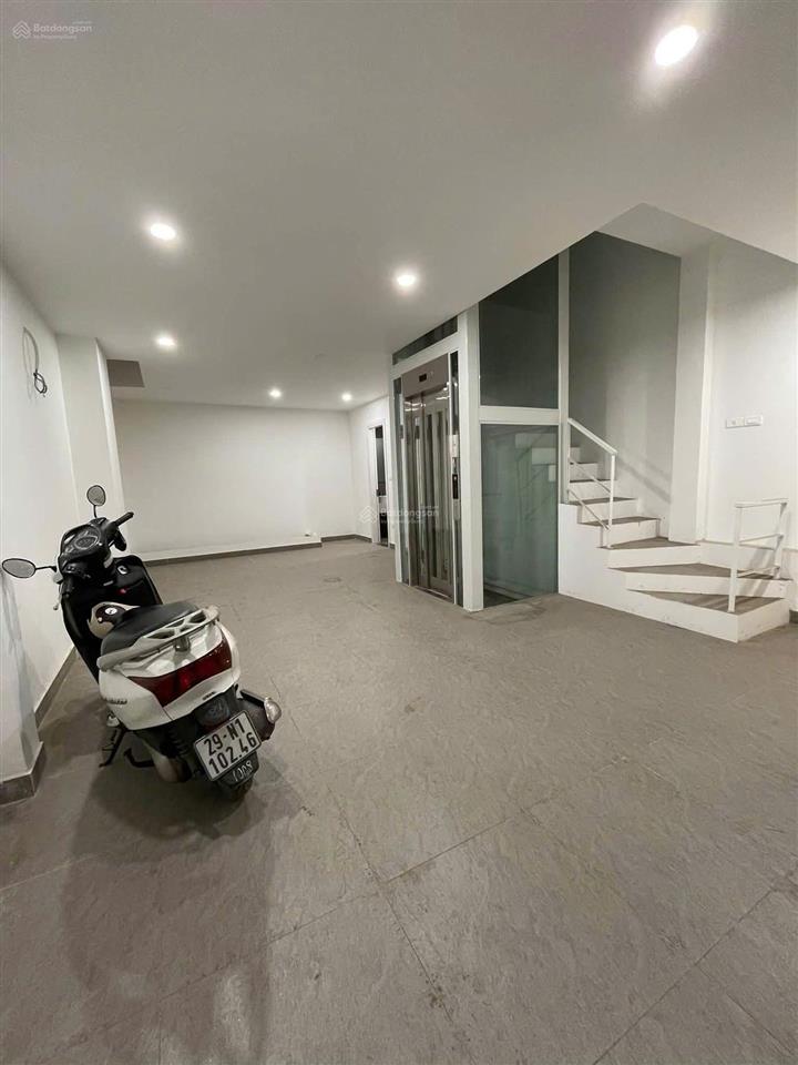 Bán nhà lạc long quân, 6 tầng thang máy, ô tô tránh trước nhà. mặt tiền 5.5m