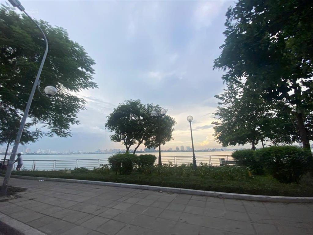 Bán tòa nhà 9 tầng view hồ tây, mặt tiền 10m. đầy đủ hoàn công, pccc