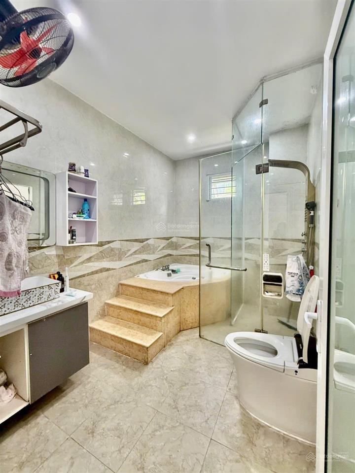 Em chính chủ cần tiền nên em xuống giá bán nhà kiên cố 3 tầng, nhà đẹp, sạch sẽ, thoáng mát ạ!