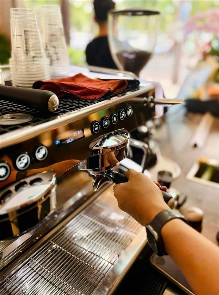 Sang quán cafe 18 mét mặt tiền ngay công viên biên hùng 350 triệu. sđt 0906 694 ***