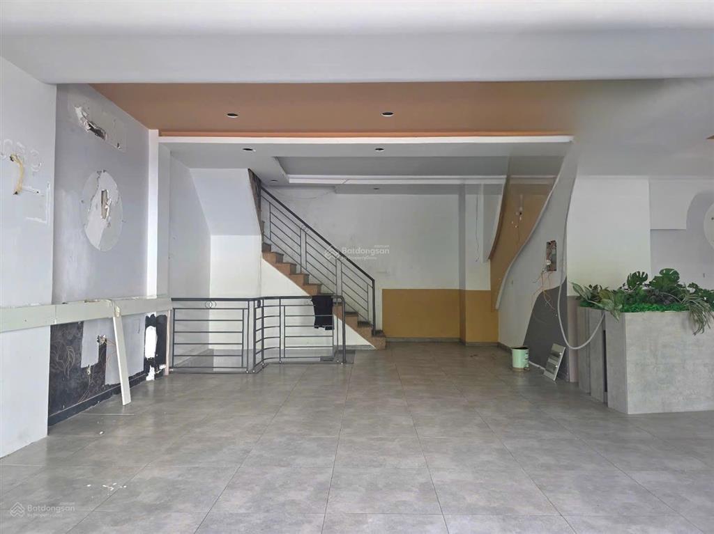 Cho thuê nhà 2 mặt tiền đường hà huy giáp . vị trí đẹp, mặt tiền kinh doanh sầm uất