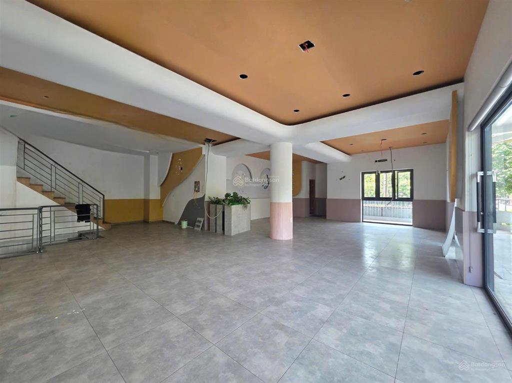 Cho thuê nhà 2 mặt tiền đường hà huy giáp . vị trí đẹp, mặt tiền kinh doanh sầm uất