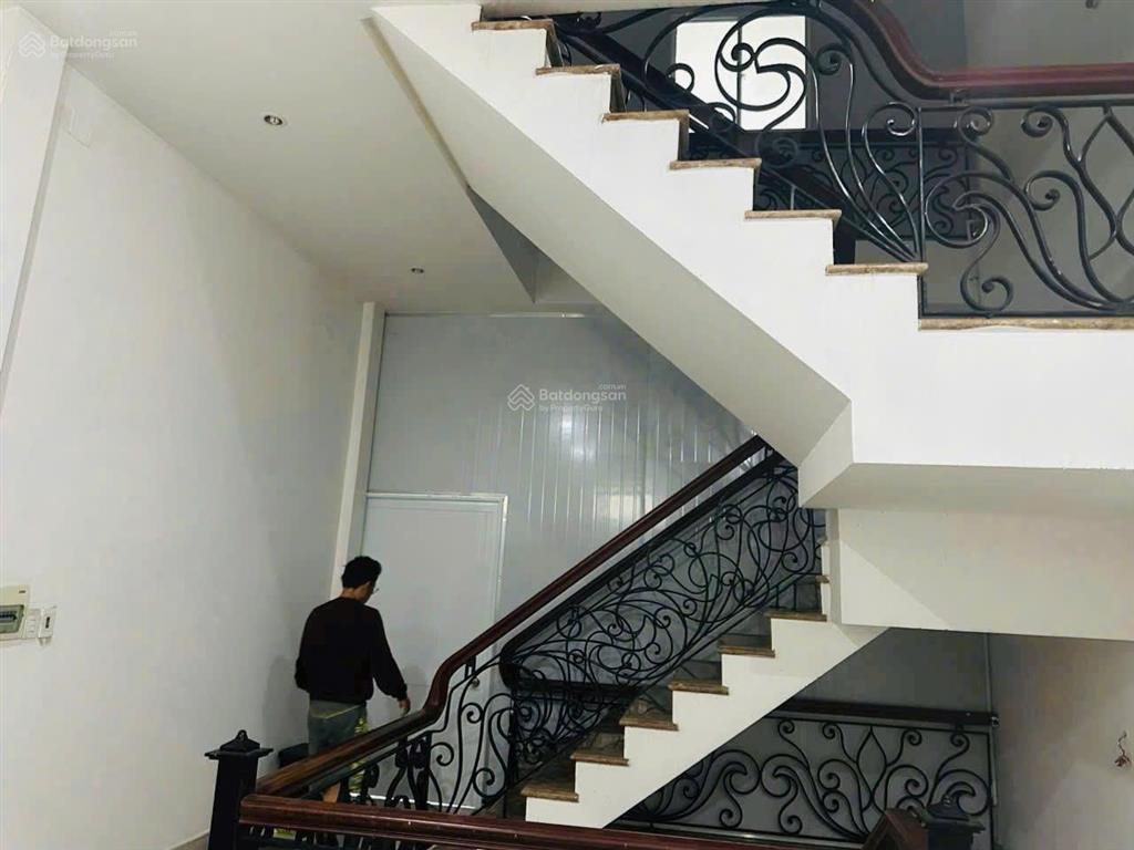 Cho thuê nhà 1 trệt 2 lầu mặt tiền đường 30/04 ngay vòng xoay biên hùng. p. trấn biên
