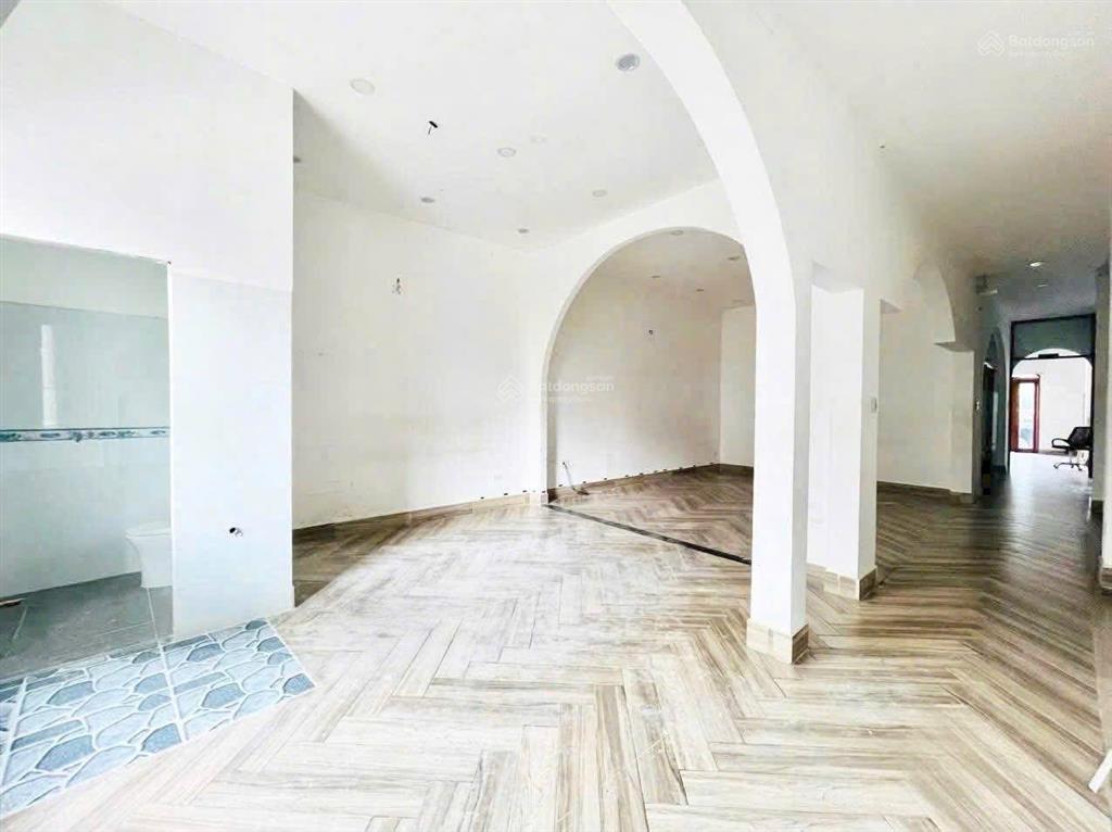 Cho thuê mặt bằng võ thị 6. gần ngã tư vincom.  e 0906 694 ***