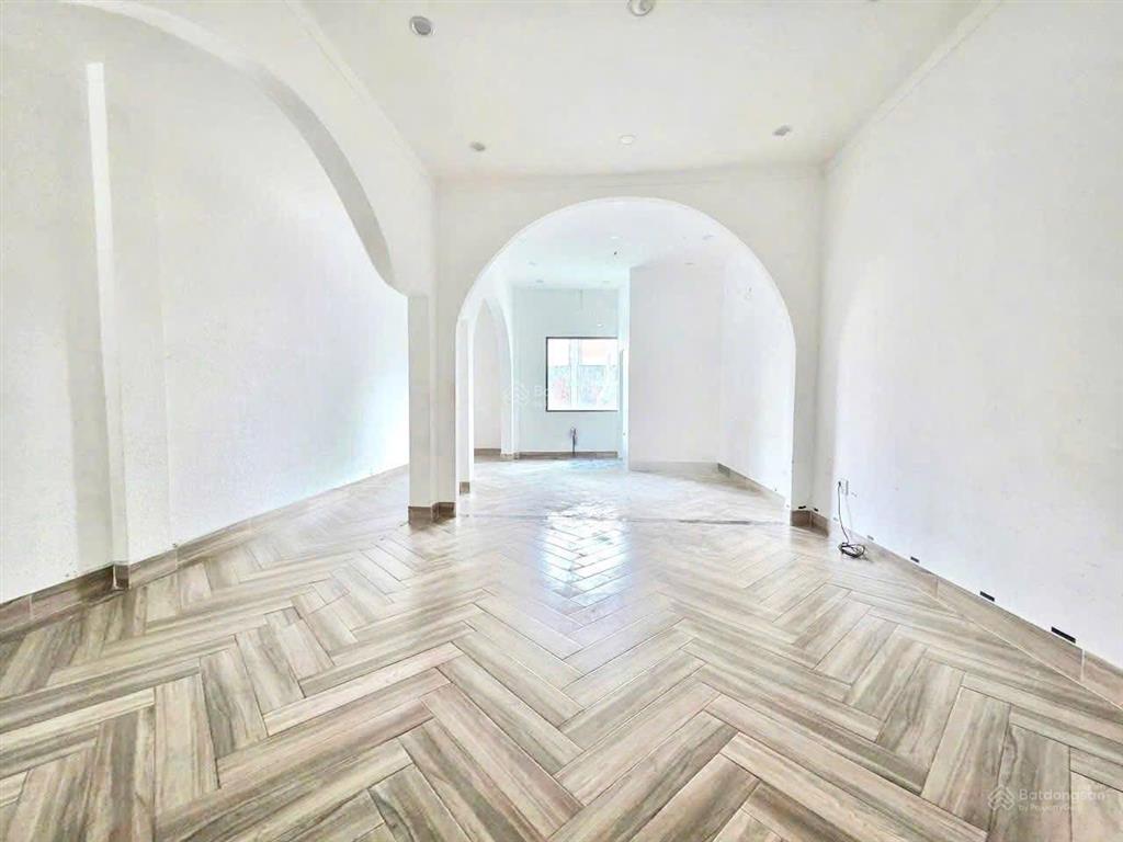 Cho thuê mặt bằng võ thị 6. gần ngã tư vincom.  e 0906 694 ***
