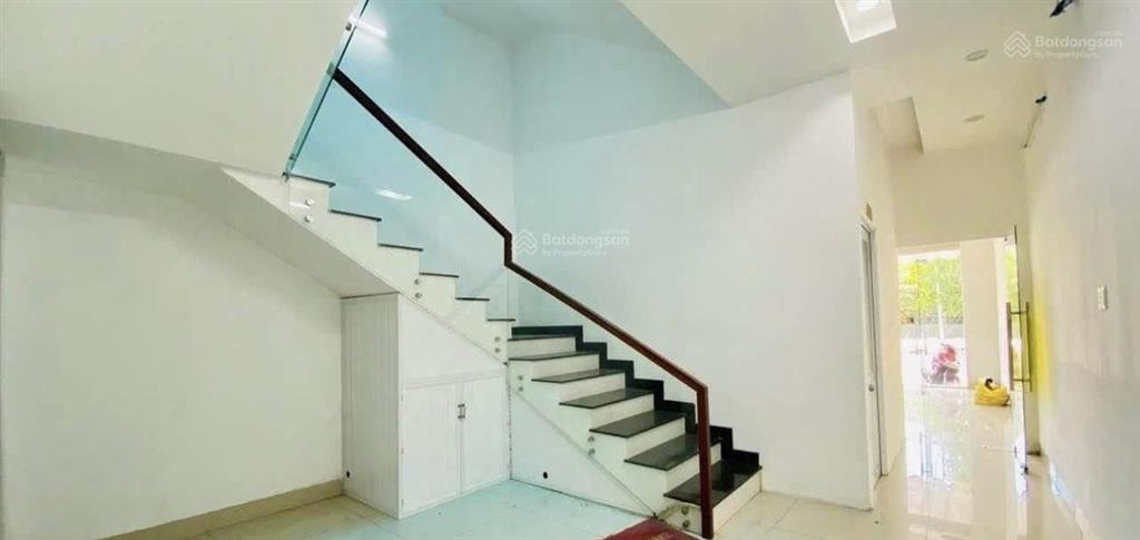 Cho thuê nhà 1 trệt 2 lầu mặt tiền đường n1 khu dân cư d2d