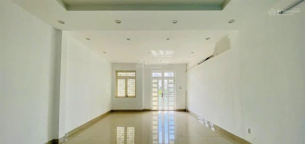 Cho thuê nhà 1 trệt 2 lầu mặt tiền đường n1 khu dân cư d2d