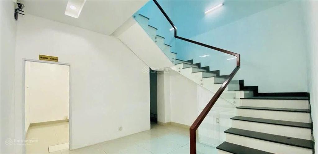 Cho thuê nhà 1 trệt 2 lầu mặt tiền đường n1 khu dân cư d2d