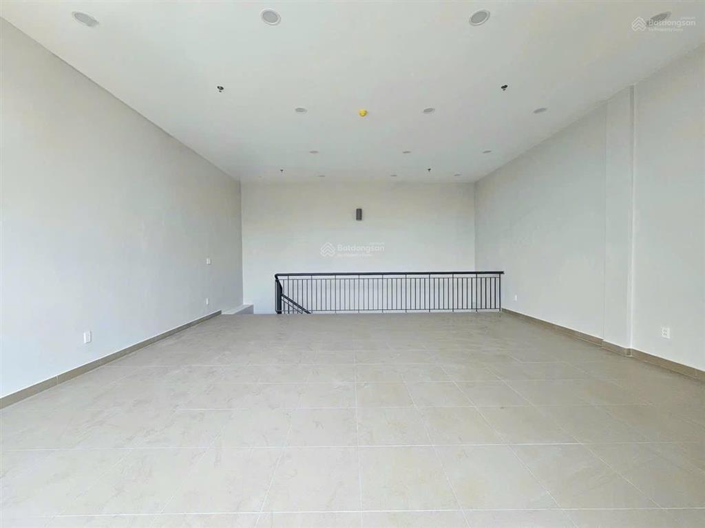 Cho thuê shophouse ngay khu trung tâm thương mại. phường quang vinh