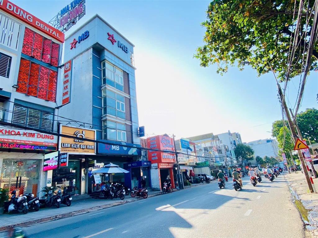Cho thuê tòa nhà 1 hầm 4 lầu có thang máy mặt tiền đường phạm văn thuận p. tam hiệp