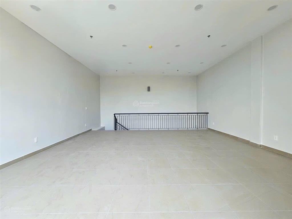 Cho thuê shophouse ngay khu trung tâm thương mại. phường quang vinh