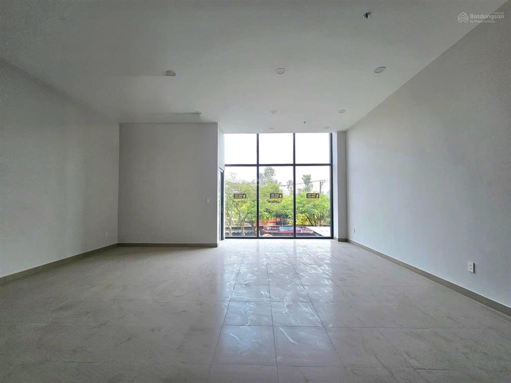 Cho thuê shophouse ngay khu trung tâm thương mại. phường quang vinh