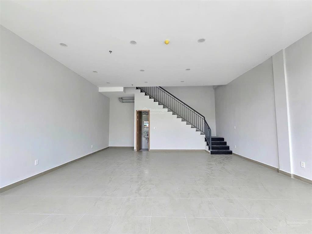 Cho thuê shophouse ngay khu trung tâm thương mại. phường quang vinh