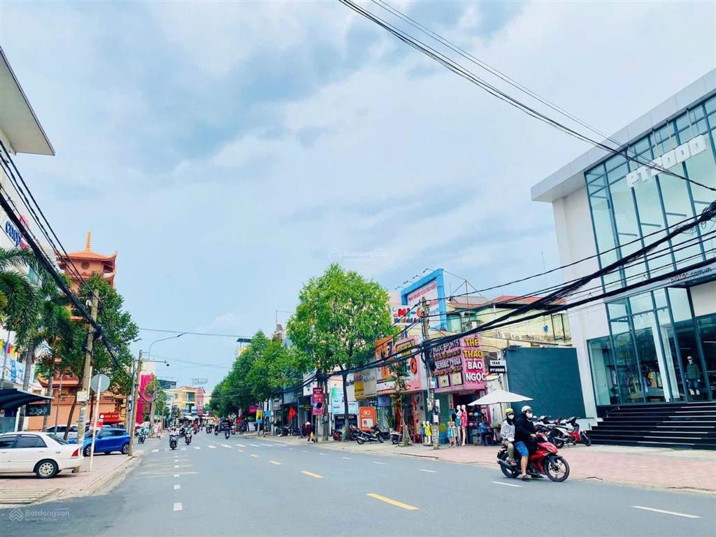 Cho thuê nhà mặt tiền đường phạm văn thuận gần ngay coopmart biên hòa. dt 168m2, 90tr/tháng