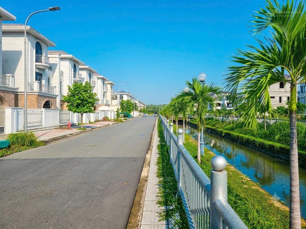 Nhà liền kề vườn 1 trệt 2 lầu căn góc thoát hiểm kdc bửu long 3.  0906 694 ***