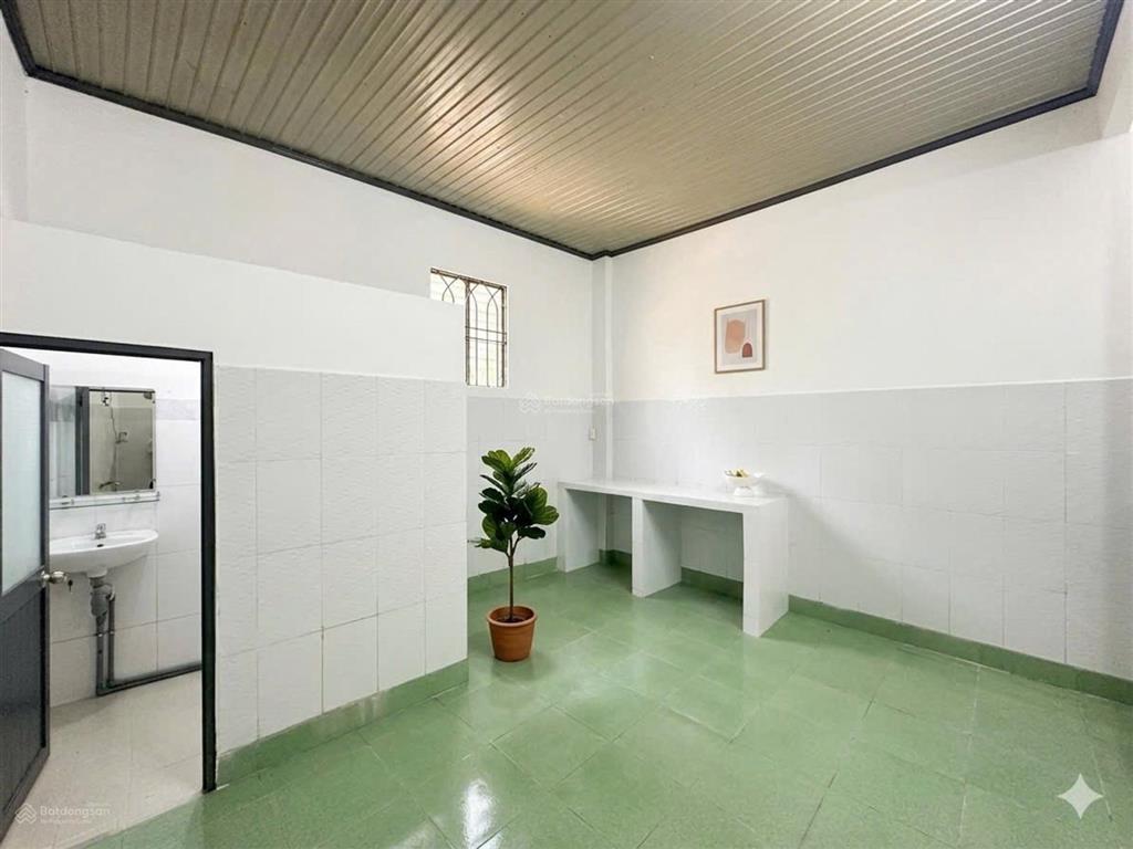 Bán nhà cấp 4 gần vinhomes grand park quận 9 diện tích 70 m (ngang 5 m)
nhà cấp 4, gồm 2 phòng