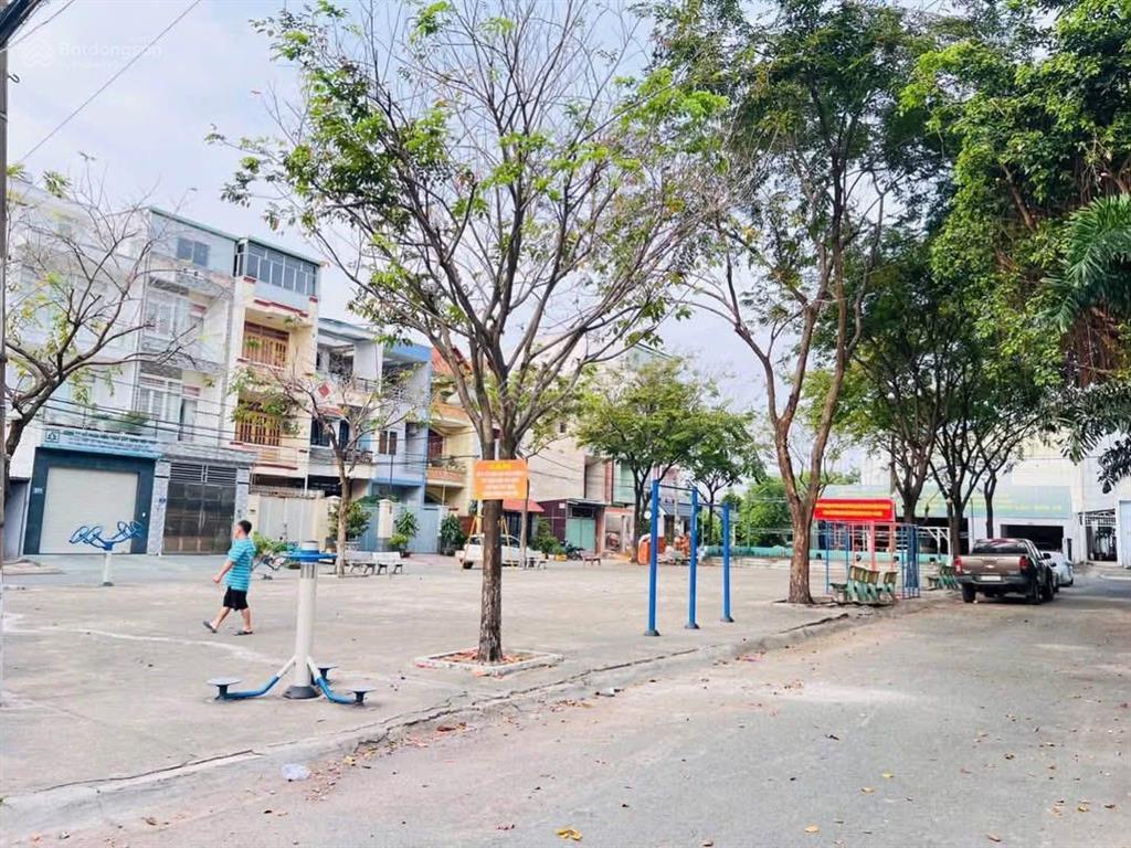Nóng vip ngay ubnd q9 (cũ) vị trí cách 200m ra đường song hành hà nội, hẻm 6m thông