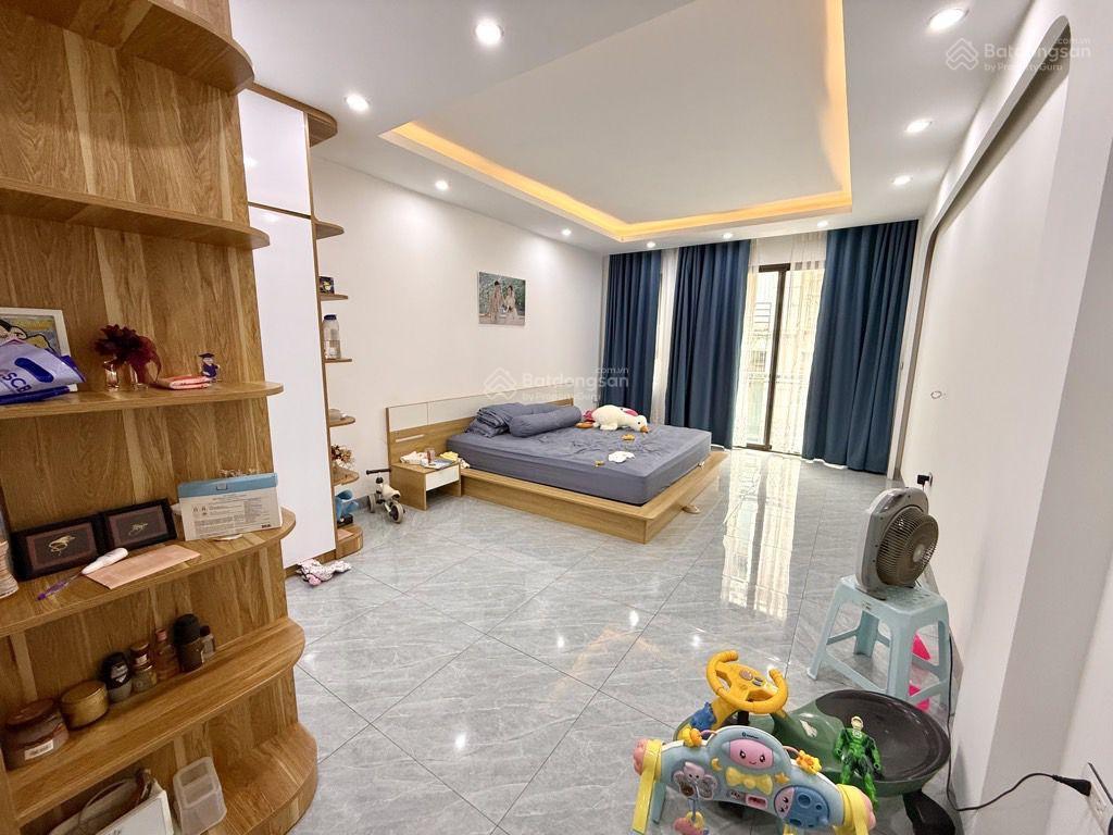 Nhà 5 tầng thang máy. dt 57m2. đường thông ô tô, gần chợ trường học. ngay cầu chương dương. 14,8 tỷ