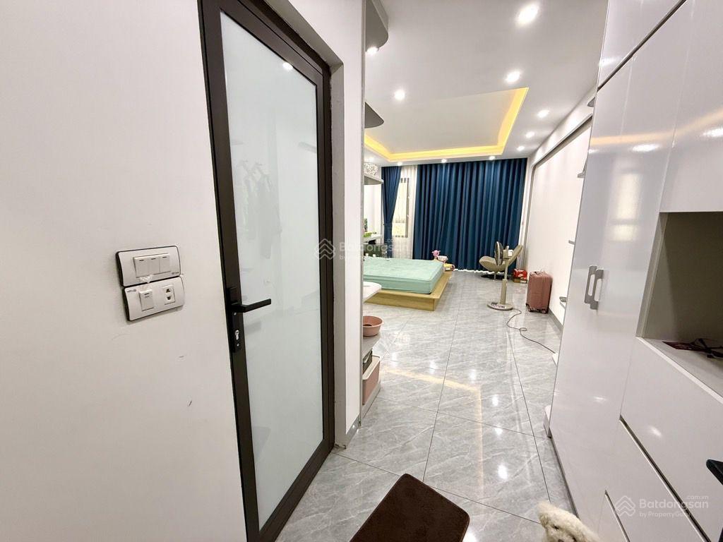 Nhà 5 tầng thang máy. dt 57m2. đường thông ô tô, gần chợ trường học. ngay cầu chương dương. 14,8 tỷ